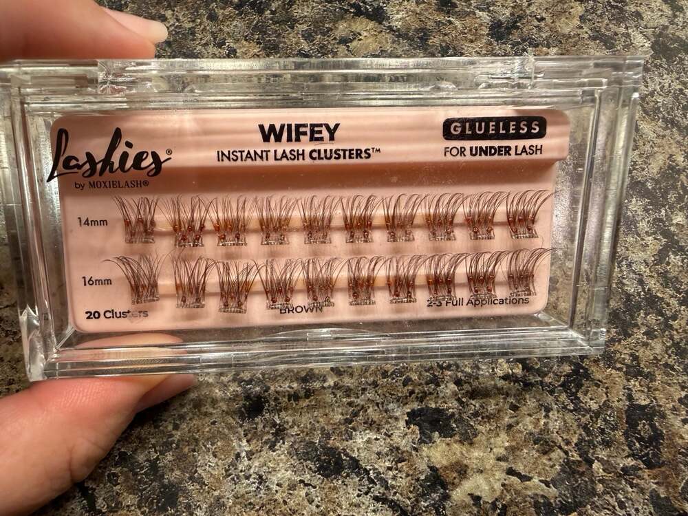 MoxieLash Lashies Wifey Glueless Brown Instant Lash Clusters